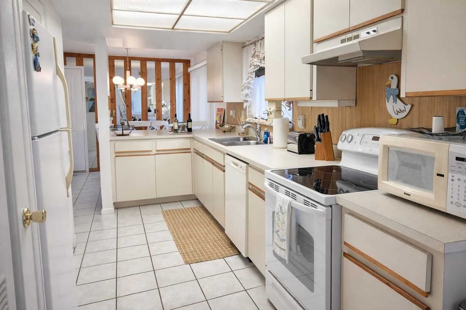 Fully equipped kitchen for your beach vacation stay.