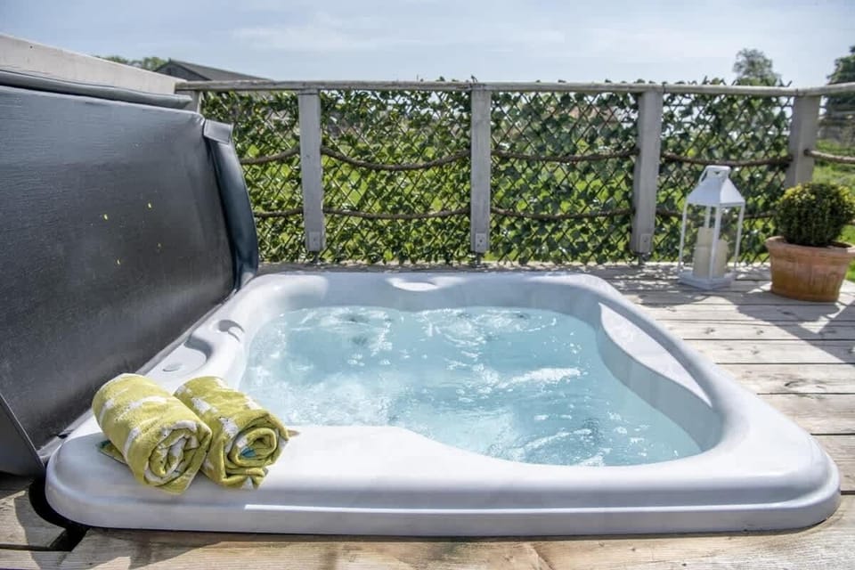 Hot Tub / whirlpool bath (Outdoor)