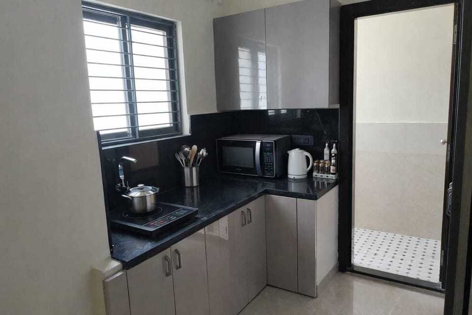Superior Suite | Private kitchen | Cookware/dishes/utensils
