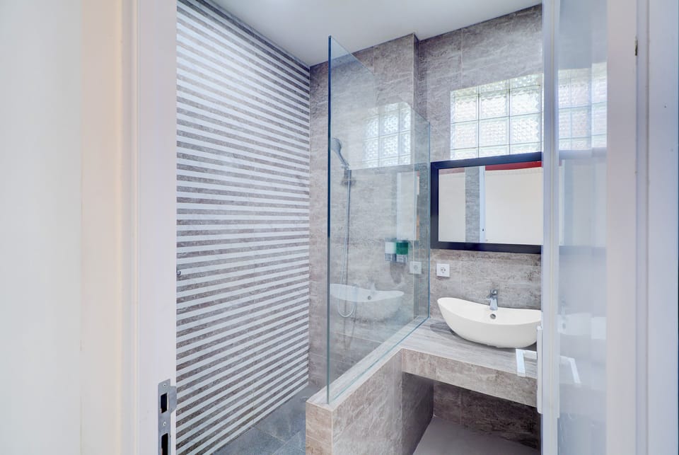 Deluxe Double Room | Bathroom | Shower, towels, soap, shampoo