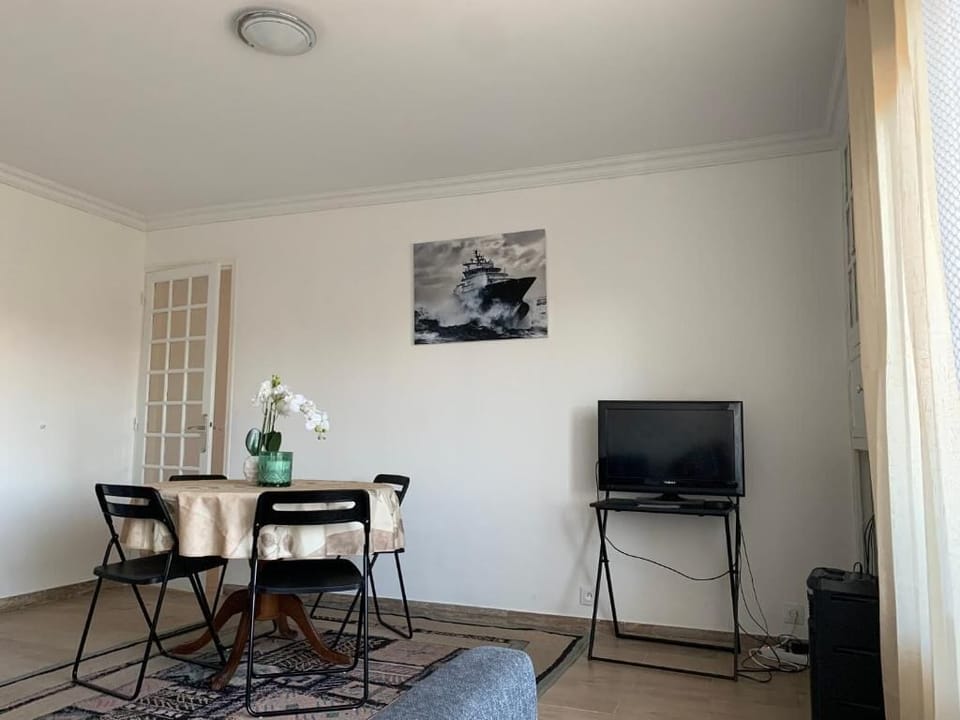 Classic Apartment, 2 Bedrooms, Non Smoking, Balcony | Dining
