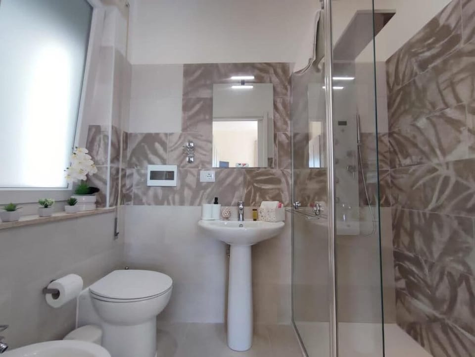 Superior Double Room, Balcony | Bathroom