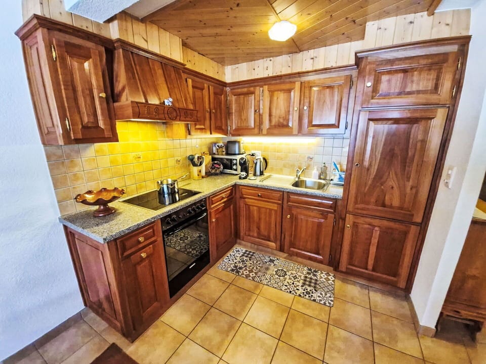 Kitchen, Wood, Major Appliance, Flooring, Countertop, Cabinetry, Kitchen Appliance, Interior Design, Floor, Kitchen Stove