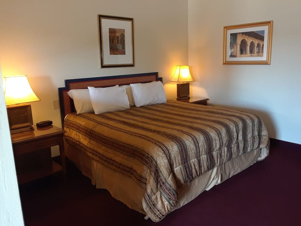 Suite, 1 King Bed with Sofa bed | Pillowtop beds, desk, iron/ironing board, free WiFi