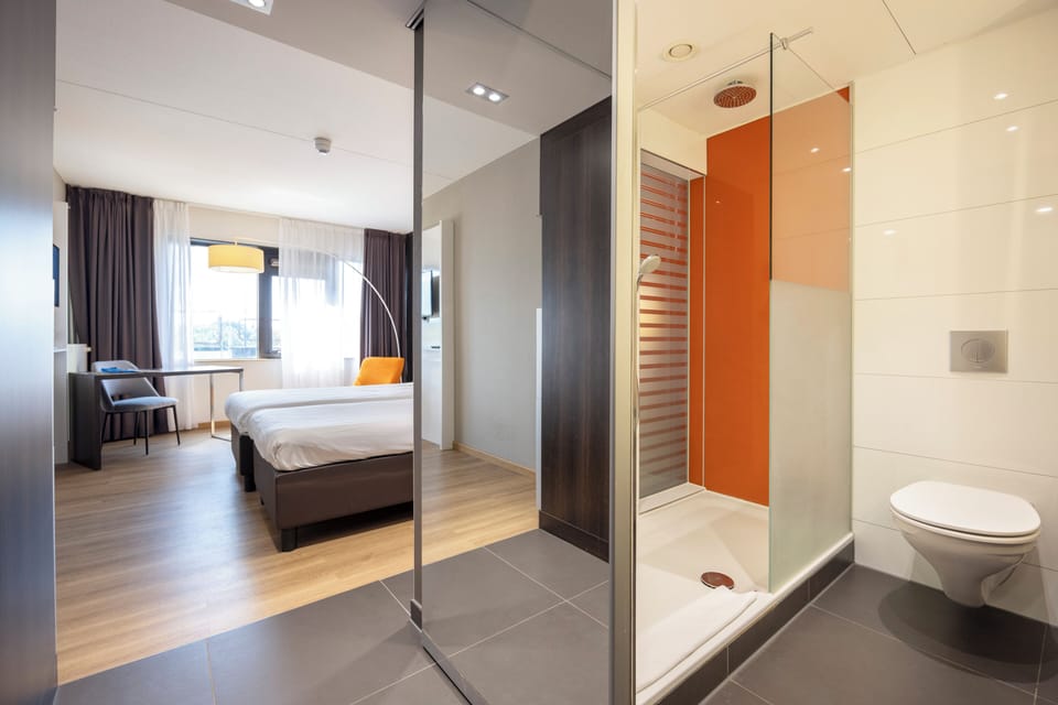 Unit with 2 twin-size beds