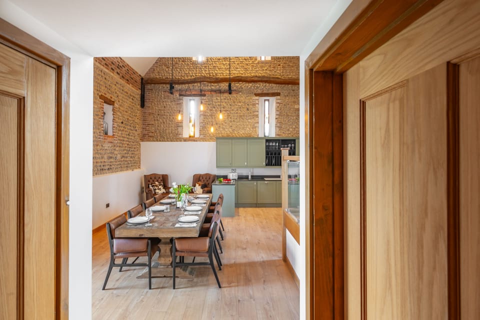 Ground floor: Through to the bedrooms