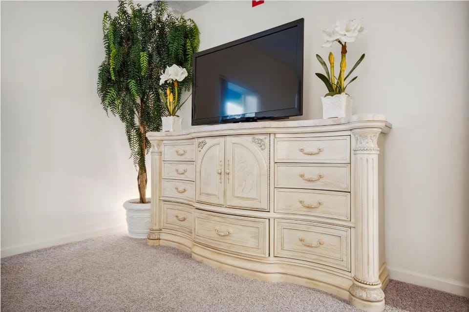 King Bedroom with Cable TV and WIfi