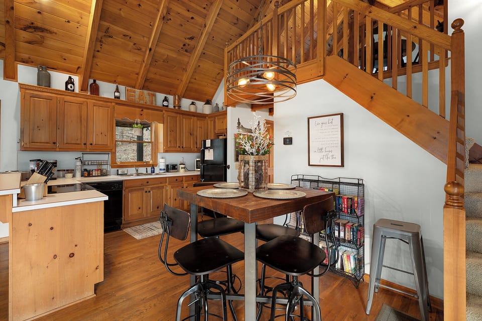 Wanderers Den - Entry Level Dining Area