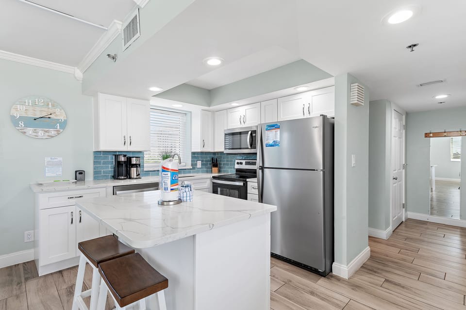 Breakfast Bar and Fully Equipped Kitchen