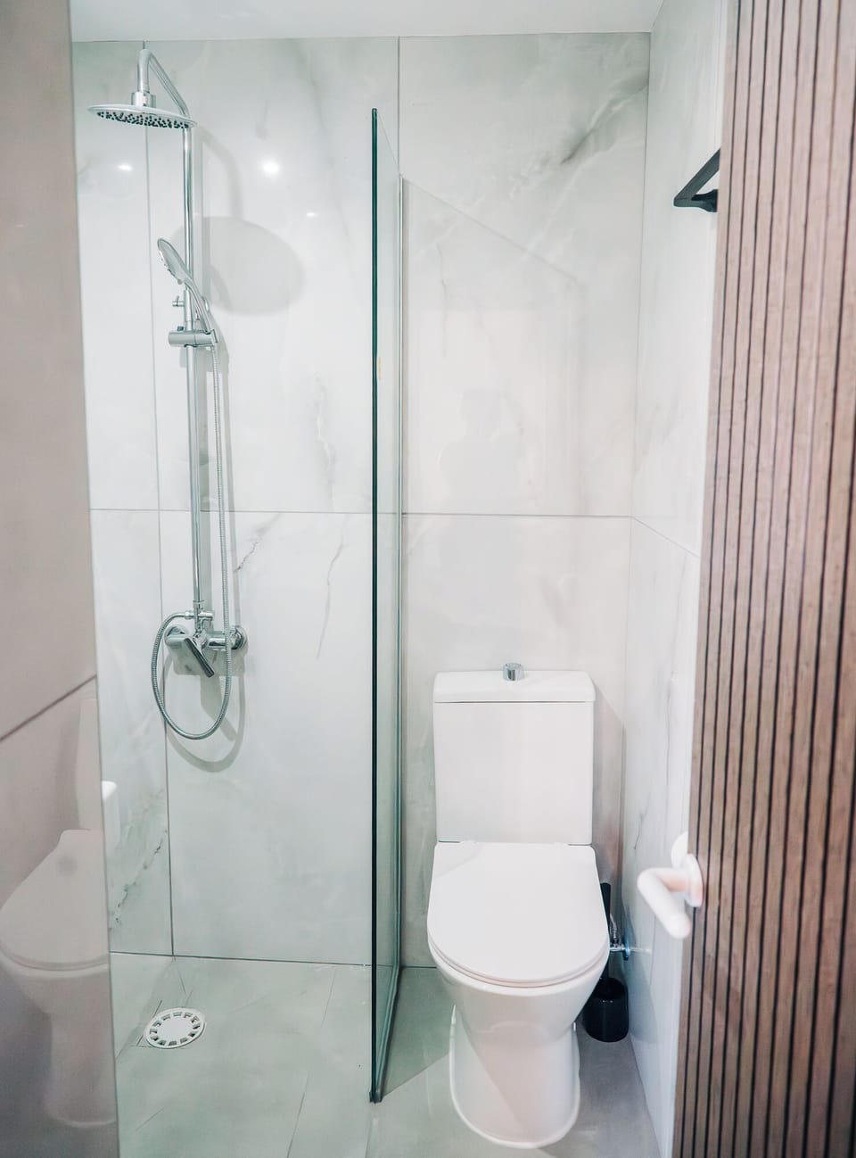 Superior Twin Room, Balcony, City View | Bathroom