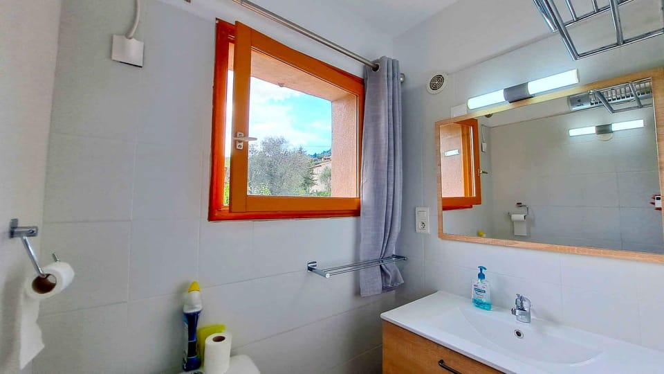 Comfort House, Patio, Mountain View | Bathroom | Shower, towels, toilet paper