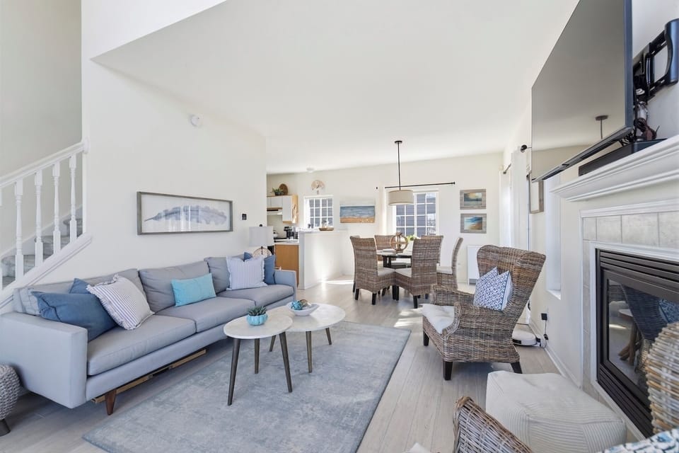 Open concept living, dining and kitchen area