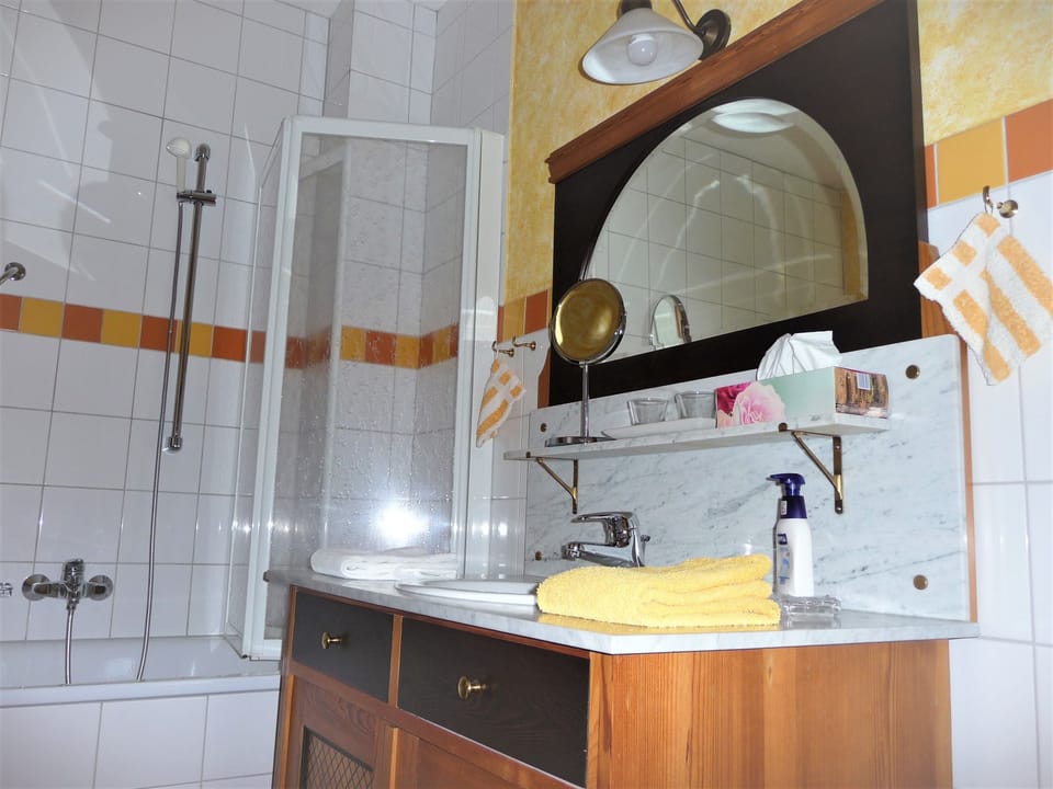 Doppelzimmer2 | Bathroom | Towels, soap, toilet paper