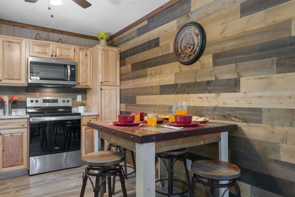 Dining area in the kitchen seats 4