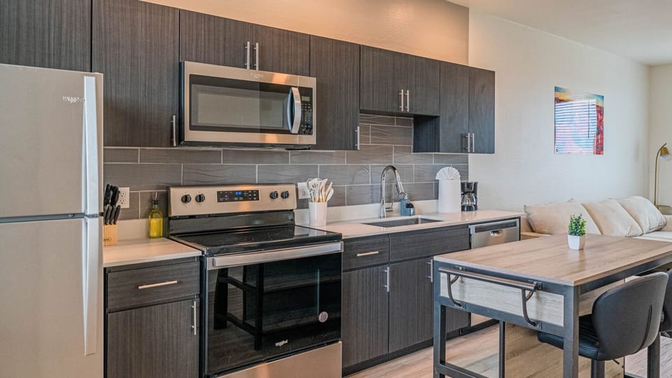 Deluxe Studio, 1 Queen Bed | Private kitchen | Full-size fridge, microwave, oven, stovetop