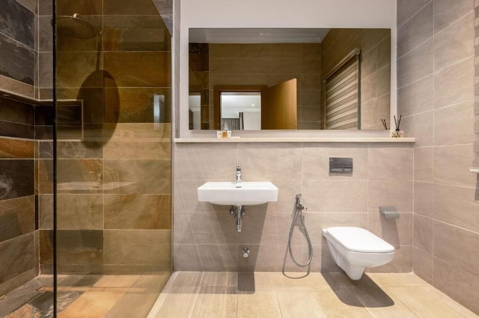 Separate tub and shower, free toiletries, towels, soap