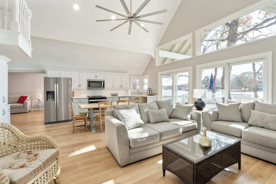 Open floorplan great for entertaining.