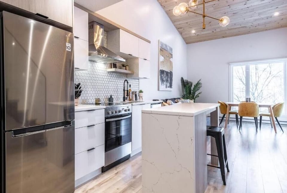 Apartment, Balcony, Mountain View | Private kitchen | Full-size fridge, microwave, oven, stovetop
