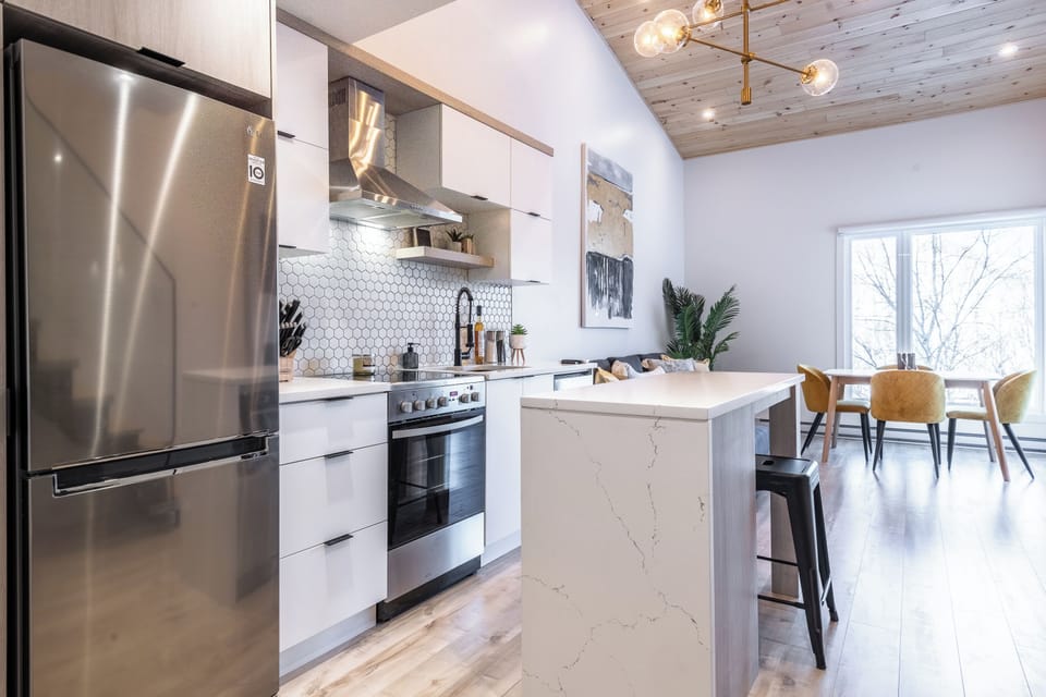 Apartment, Balcony, Mountain View | Private kitchen | Full-size fridge, microwave, oven, stovetop