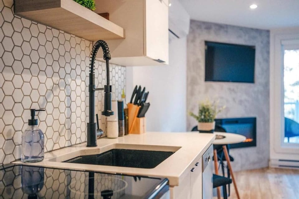 Deluxe Studio, Balcony, Courtyard View | Private kitchen | Toaster