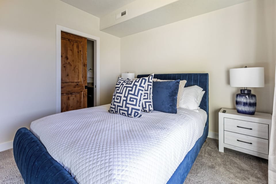 Deluxe Condo, Balcony, Mountain View | Laptop workspace, WiFi (free)