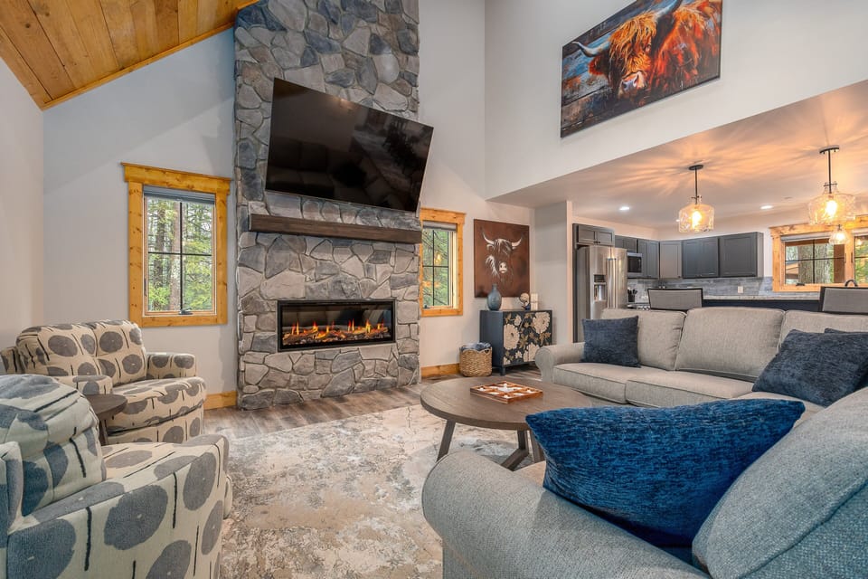 TV, electric fireplace, ceiling fan