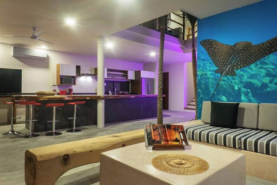 Kitchen and living room in an open concept space with a modern and avant-garde design.