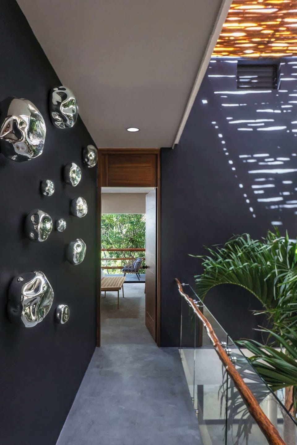 Hallway with avant-garde decorations. The ground floor and first floor are connected through the vegetation, creating a unique space.