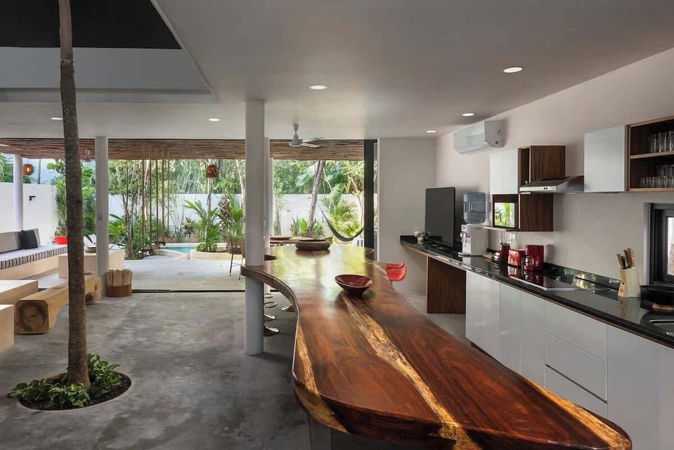 Modern and avant-garde kitchen with an imposing wooden bar. Fully equipped kitchen.