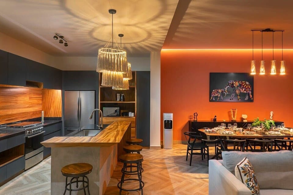 Ground floor with a cutting-edge and elegant design. Impressive lighting completes the atmosphere.
