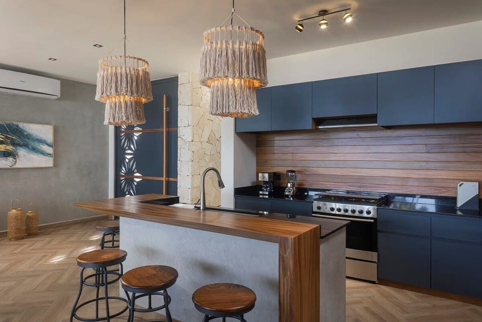 Modern and elegant fully equipped kitchen. Unique island located in the center with seating for four guests.
