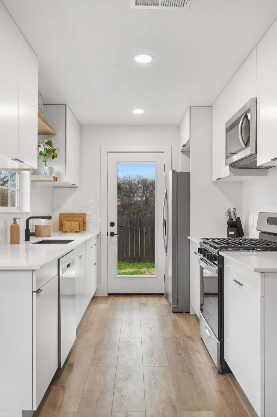 Fully equipped modern kitchen with stainless appliances and everything you need to cook at home.