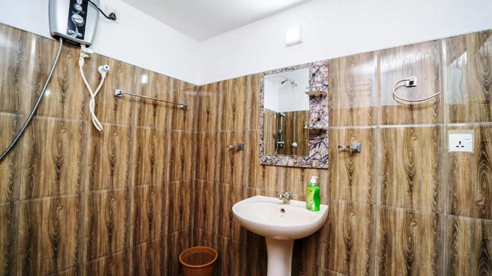 Economy Double Room, Mountain View | Bathroom | Shower, free toiletries, hair dryer, bidet