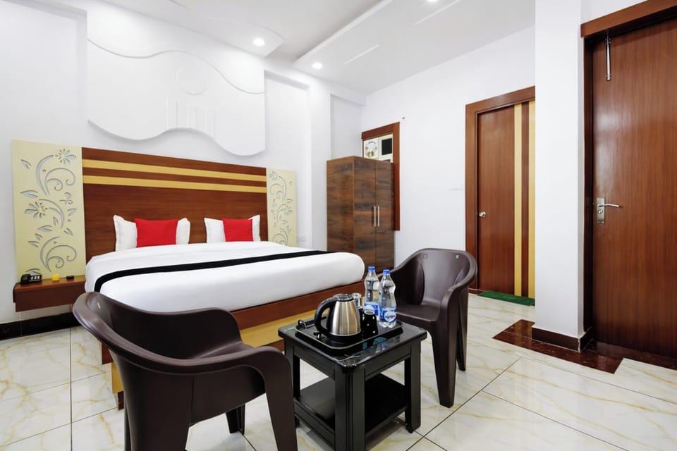 Superior Double Room, Air conditioning | Hypo-allergenic bedding, desk, bed sheets