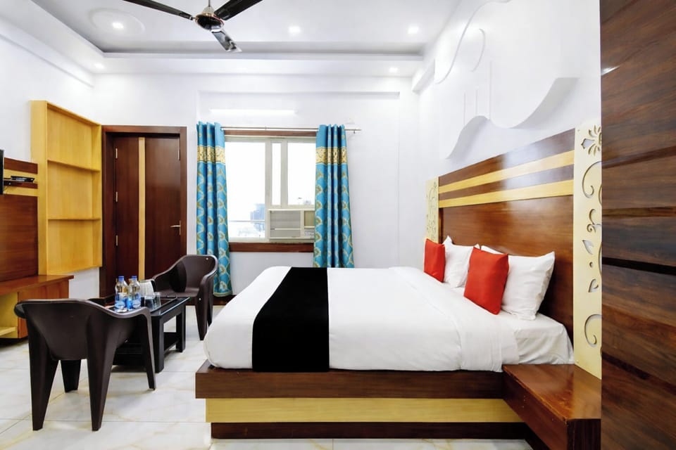 Superior Double Room, Air conditioning | Hypo-allergenic bedding, desk, bed sheets