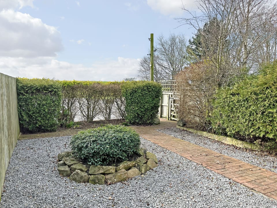 Outdoor area | Hawthorn Cottage - Hillcrest Country Park, Caldwell, Richmond