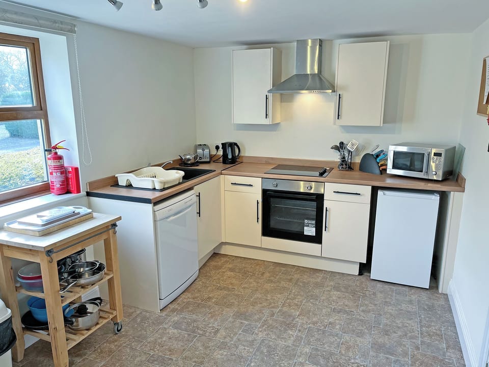 Kitchen area | Rose Cottage - Hillcrest Country Park, Caldwell, Richmond