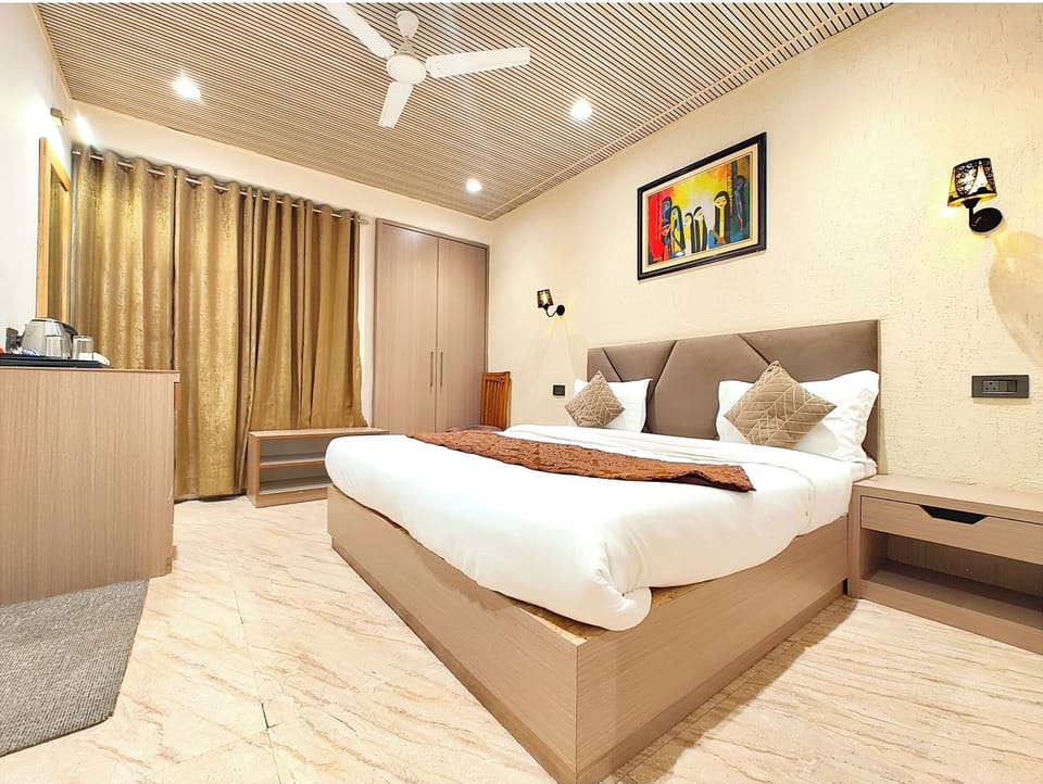 Deluxe Triple Room | Hypo-allergenic bedding, desk, soundproofing, free WiFi