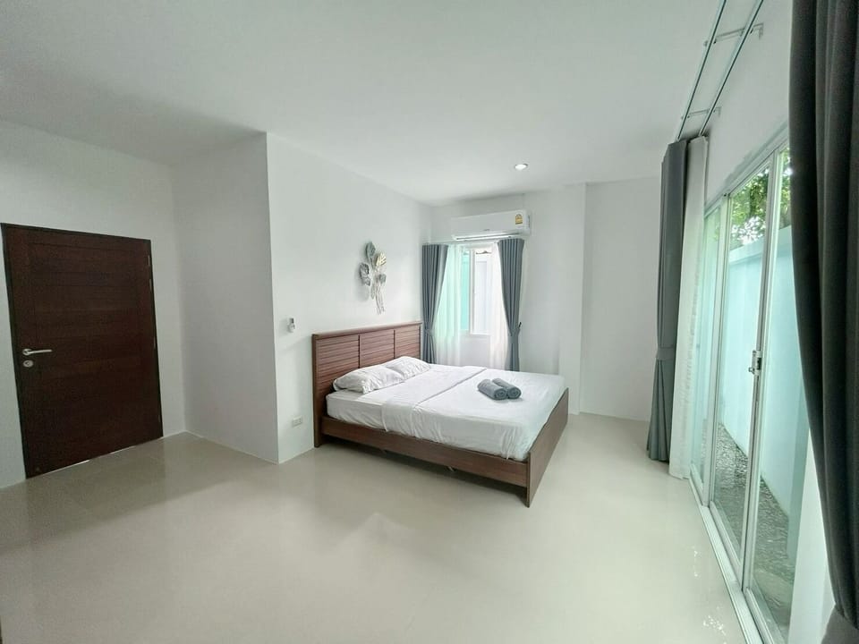 Double Room | In-room safe, blackout drapes, iron/ironing board, free WiFi