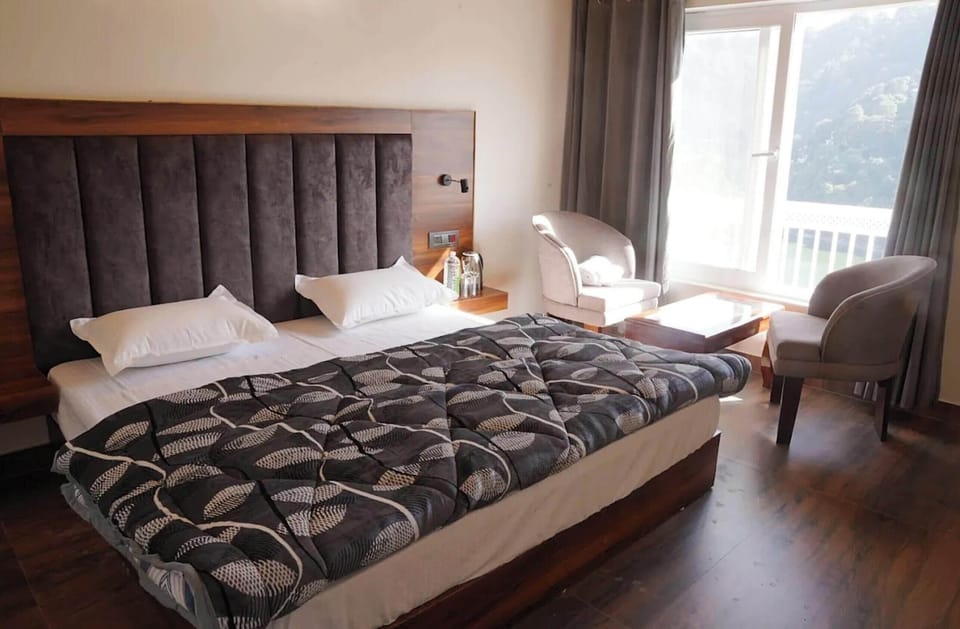 Premium bedding, desk, soundproofing, free WiFi