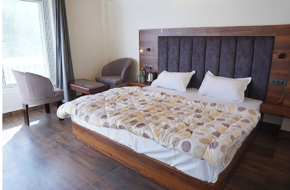 Premium bedding, desk, soundproofing, free WiFi