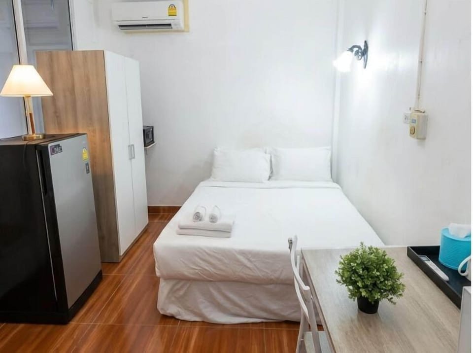 Standard Room | Desk, WiFi (free), bed sheets