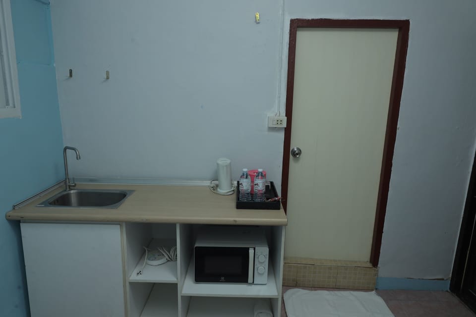 Single Room | Desk, WiFi (free), bed sheets