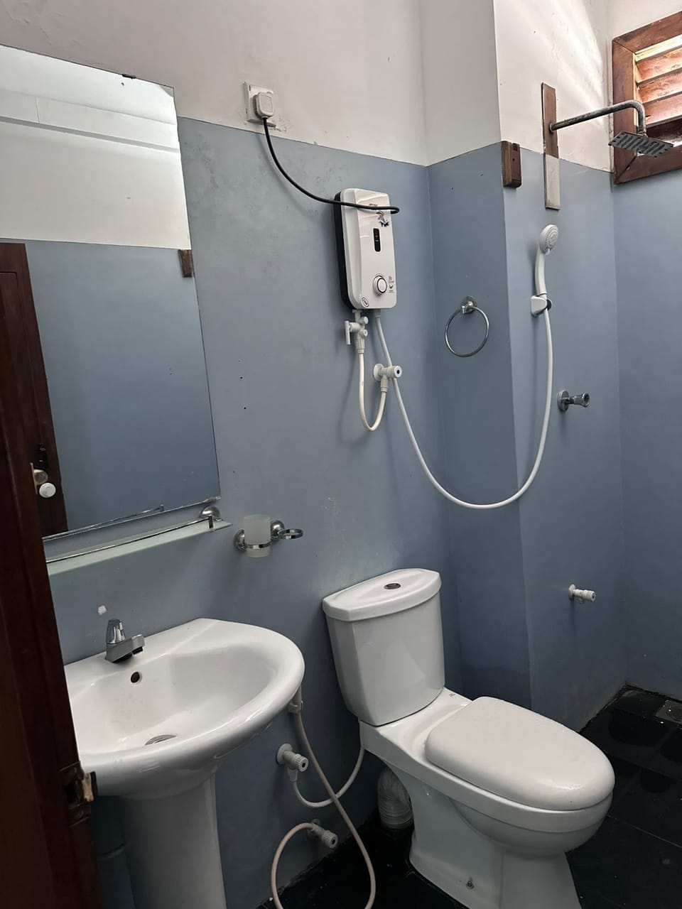 Deluxe Double or Twin Room, Garden View | Bathroom | Slippers, towels, soap, shampoo