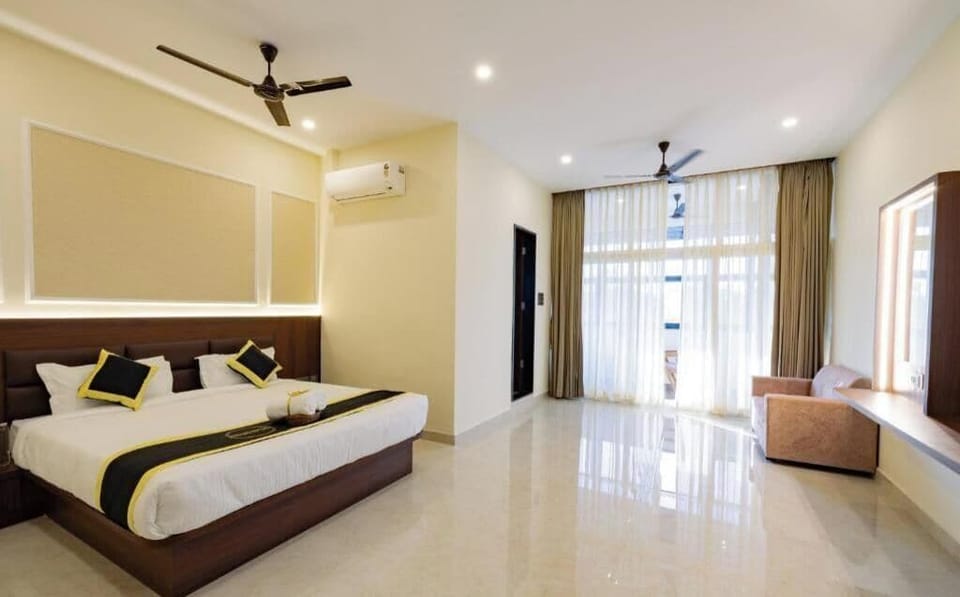 Deluxe Double Room, Balcony, City View | Laptop workspace, blackout drapes, free WiFi