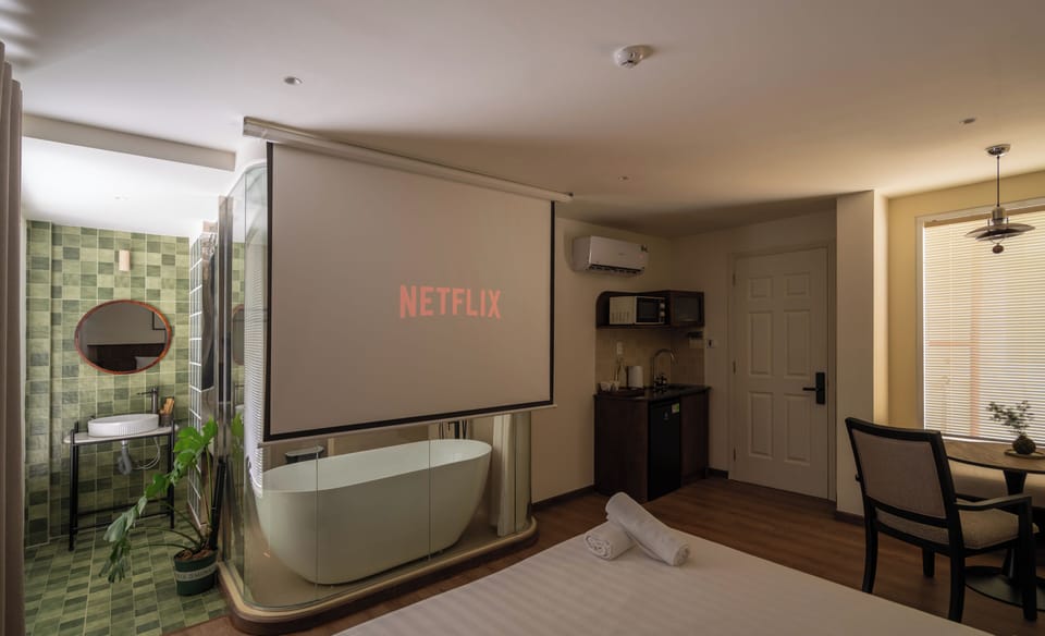 Exclusive Studio | Desk, laptop workspace, free WiFi, bed sheets