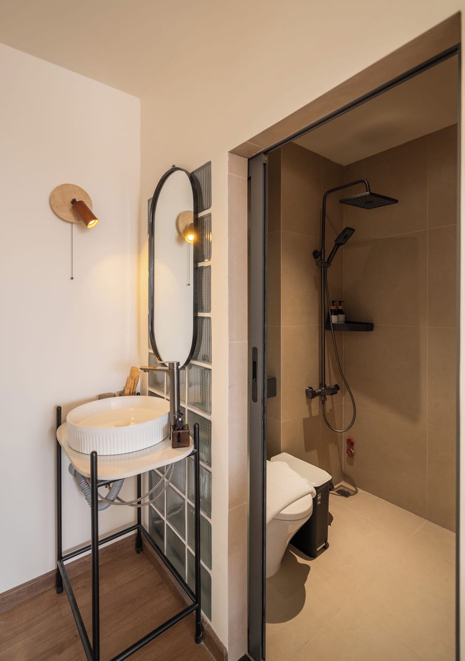 Comfort Studio | Bathroom | Separate tub and shower, free toiletries, hair dryer, slippers