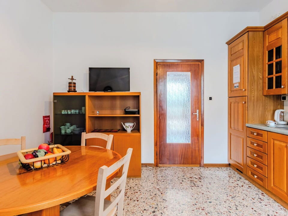 Flooring, Furniture, Wood, Interior Design, Floor, Ceiling, Cabinetry, Room, Apartment, Door