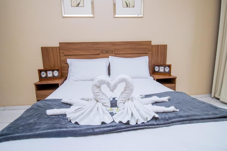 Suite | Laptop workspace, iron/ironing board, free WiFi