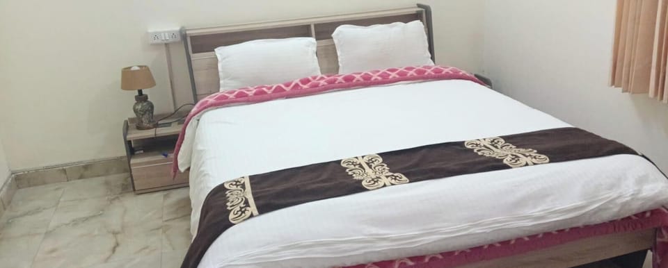 Classic Studio Suite, Mountain View | Desk, laptop workspace, soundproofing, free WiFi